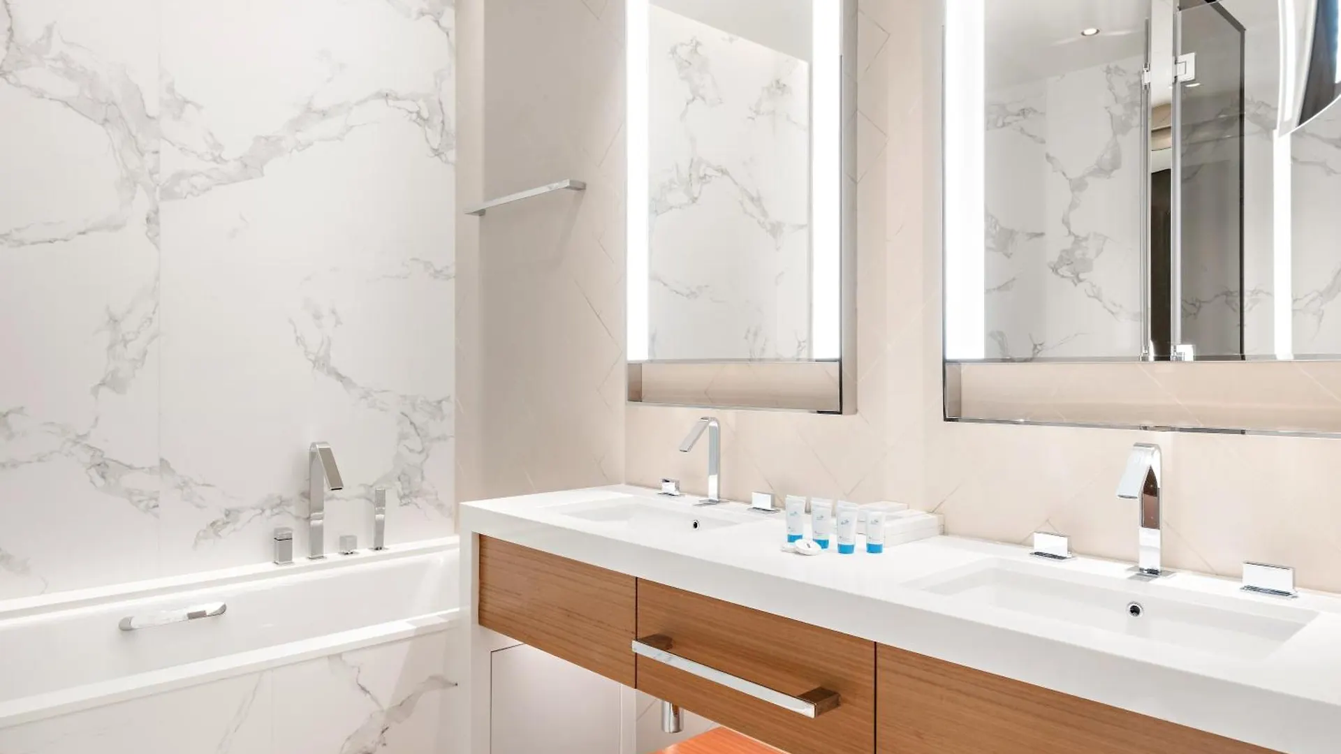 Apartment Lavish 1Br Address Opera And Walk To Dubai Mall & Burj